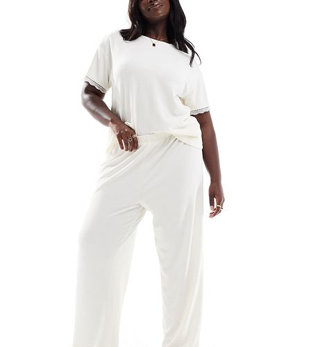 Exclusivité ASOS DESIGN Curve - Pyjama avec pantalon et t-shirt en tissu gaufré à bordures dentelle - Ivoire - Asos Curve - Modalova