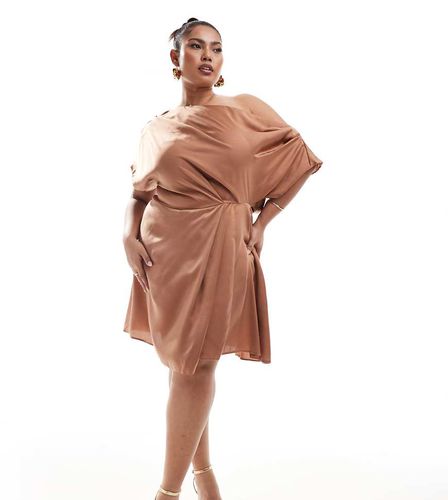 Exclusivité ASOS DESIGN Curve - Robe courte en satin à épaules dénudées - Moka - Asos Curve - Modalova