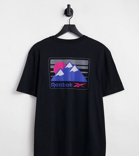 Exclusivité ASOS - - T-shirt avec imprimé paysage dans le dos - Reebok - Modalova