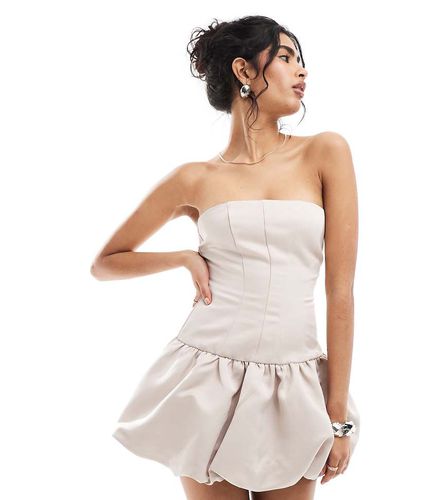 Exclusivité - Robe bandeau courte en satin épais avec corset et ourlet bouffant - Crème - The Frolic - Modalova