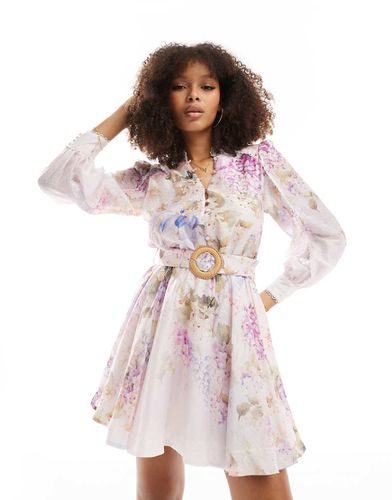 Robe courte à fleurs en broderie anglaise avec ceinture - Lilas et rose - Forever New - Modalova