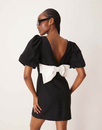 Robe courte à manches bouffantes avec naud dans le dos - Forever New - Modalova