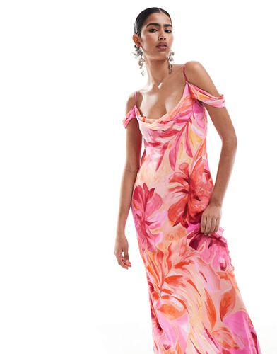 Robe longue satinée avec épaules dénudées drapées - à fleurs - Forever New - Modalova