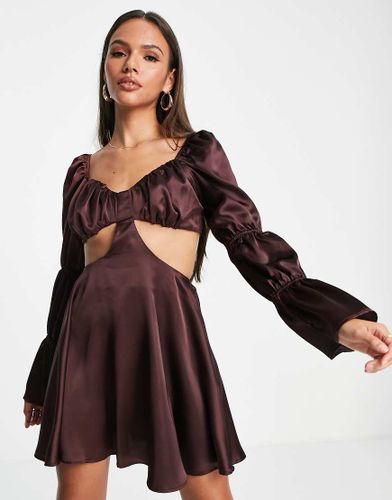 The Label - Robe patineuse courte froncée en satin à manches volumineuses - chocolat - First Distraction - Modalova