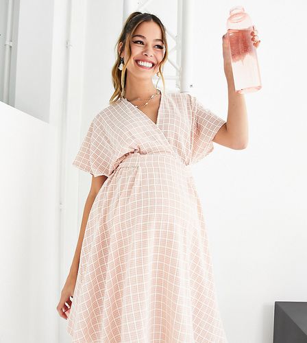 Robe courte à carreaux en satin avec manches kimono - Flounce London Maternity - Modalova