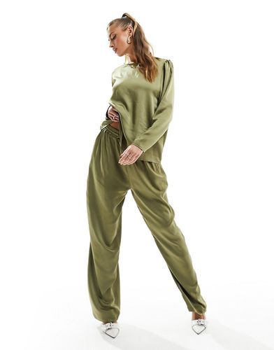 Pantalon d'ensemble fluide en satin - Olive - Flounce London - Modalova