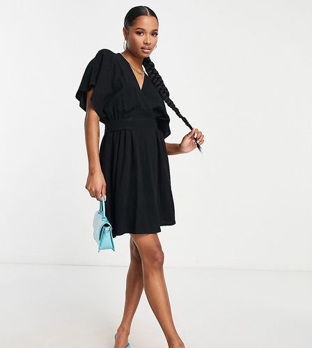 Robe courte en satin à manches kimono - Flounce London Petite - Modalova