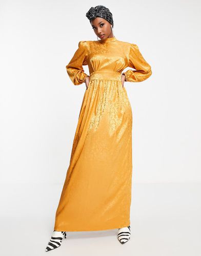 Robe longue en satin fleuri à manches bouffantes - Cannelle - Flounce London - Modalova