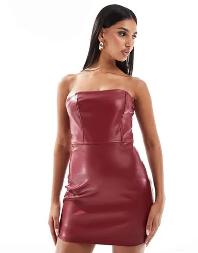 Robe bandeau courte en imitation cuir - Bordeaux - Kaiia - Modalova