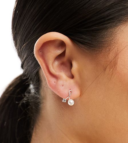 Boucles d'oreilles croisées en argent massif avec perle nacrée et pierre - Kingsley Ryan - Modalova