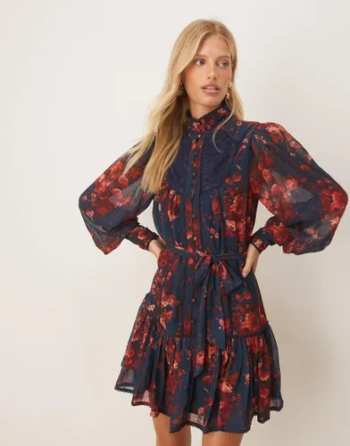 Robe courte  fleurs en mousseline avec col montant, manches ballon et taille tombante - Bleu marine et rouge - Hope & Ivy - Modalova