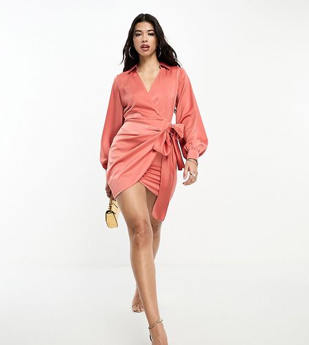 Exclusivité - Robe chemise courte coupe portefeuille en satin - Rouille - In The Style - Modalova