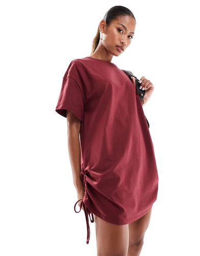 Exclusivité - Robe t-shirt courte et oversize avec fronces sur les côtés - Bordeaux - In The Style - Modalova