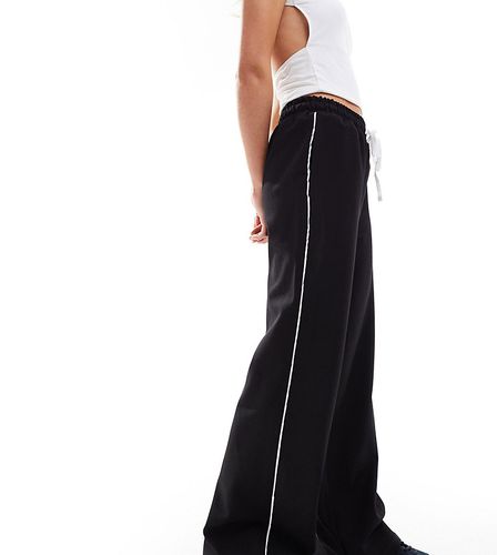Pantalon droit à bande latérale et cordon de serrage à la taille - In The Style Petite - Modalova