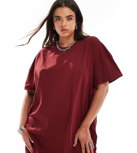 Exclusivité - Robe t-shirt courte et oversize avec fronces et liens sur les côtés - Bordeaux - In The Style Plus - Modalova