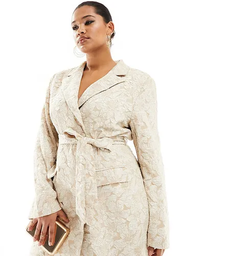 Robe blazer courte en jacquard à ceinture - Crème - In The Style Plus - Modalova