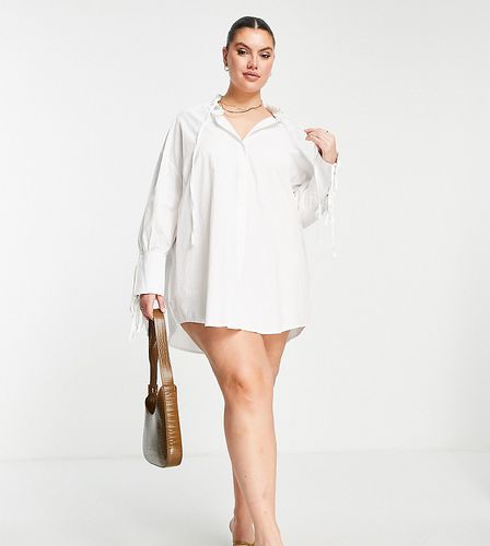 X Dani Dyer - Robe chemise avec col à volants et liens aux poignets - In The Style Plus - Modalova