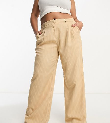 X Georgia Louise - Pantalon ajusté taille haute à fines rayures - Crème - In The Style Plus - Modalova
