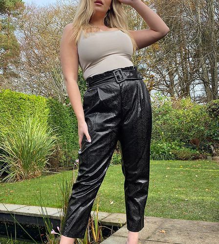 X Olivia Bowen - Pantalon taille haute à ceinture - In The Style Plus - Modalova