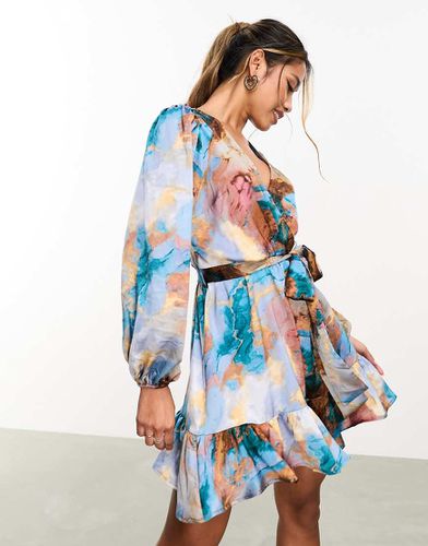 Robe portefeuille courte en satin marbré avec volants - Bleu - In The Style - Modalova