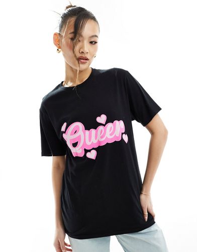 T-shirt à inscription Queer - In The Style - Modalova