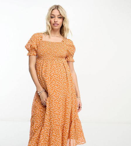 Robe mi-longue à petites fleurs avec volants étagés et fronces à l'avant - Influence Maternity - Modalova