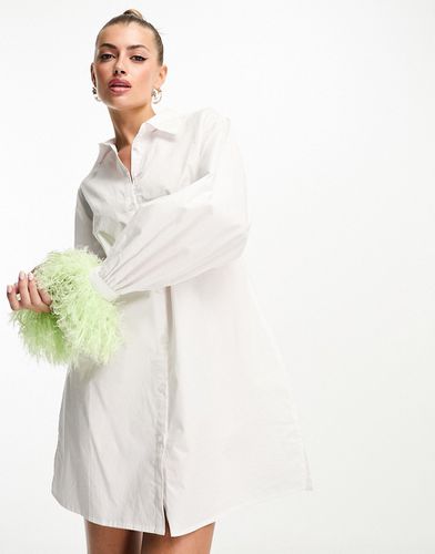 Robe chemise courte avec fausses plumes - Blanc et citron vert - Jaded Rose - Modalova