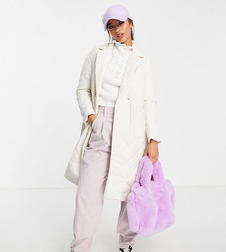 Manteau long matelassé à taille nouée - Crème - Only Petite - Modalova