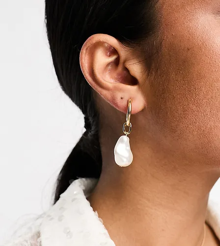 Boucles d'oreilles tendance en plaqué or avec pendant perle - Orelia - Modalova
