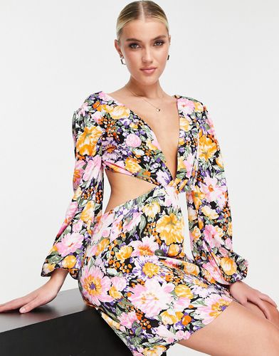 Robe courte avec manches longues et dos ouvert - Foncé à fleurs - Love Triangle - Modalova