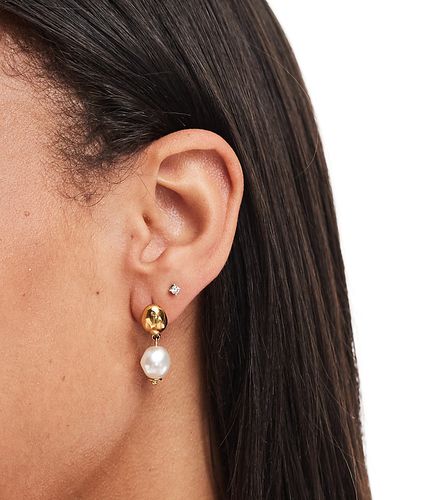 Boucles d'oreilles en acier inoxydable plaqué or 18 carats avec perle nacrée - Lost Souls - Modalova