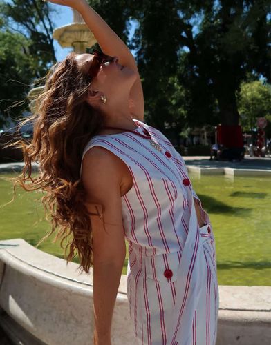 X Rebecca Olivia - Top boutonn style gilet de tailleur d'ensemble en serg  rayures - et crme - Labelrail - Modalova