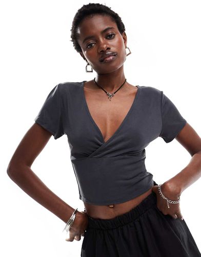 Crop top ultra doux à détail croisé et manches courtes - Noir - Monki - Modalova