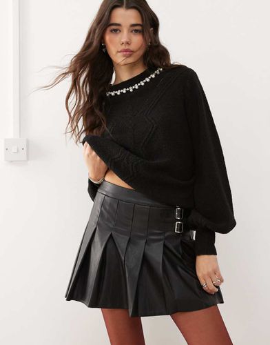 Jupe plissée style kilt en similicuir avec boucles - Miss Selfridge - Modalova