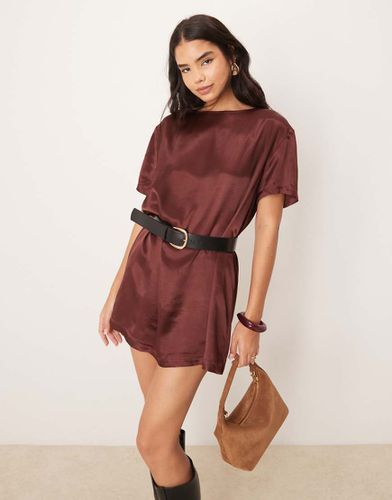 Robe t-shirt courte oversize en satin - Chocolat - Miss Selfridge - Modalova