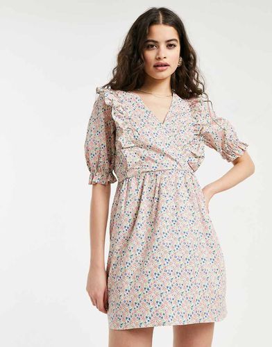 Robe ajustée et évasée en popeline à volants et petites fleurs - Miss Selfridge - Modalova