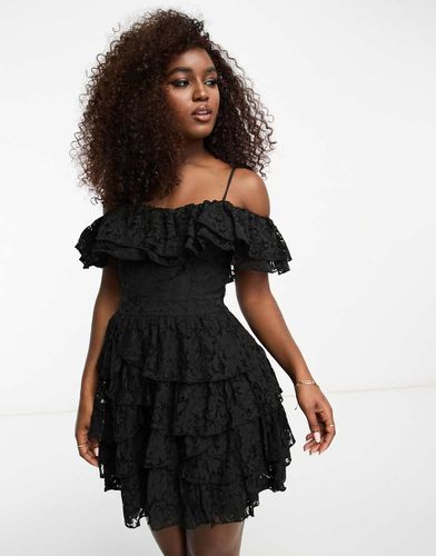 Robe courte à froufrous avec bretelles en dentelle - Miss Selfridge - Modalova