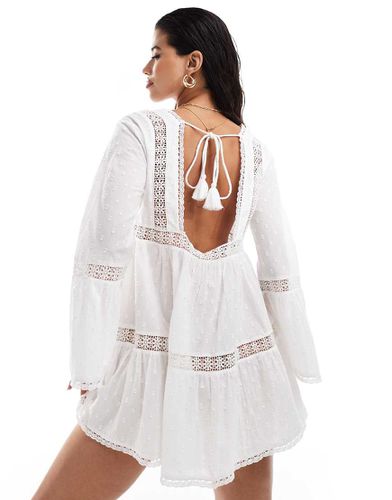 Robe courte de plage en broderie anglaise avec manches évasées et empiècement en dentelle - Miss Selfridge - Modalova