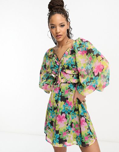 Robe courte étagée en mousseline avec volants et imprimé floral flou coloré - Miss Selfridge - Modalova
