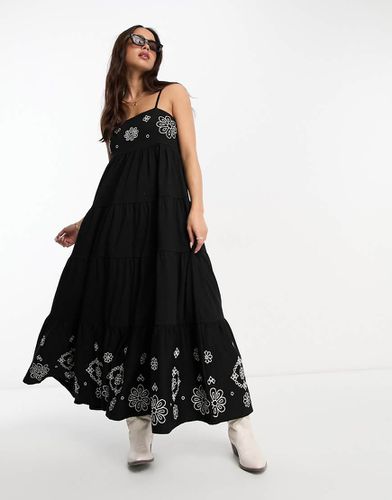 Robe longue à bretelles fines et broderie anglaise - Miss Selfridge - Modalova