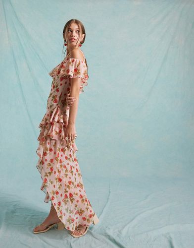 Robe longue en mousseline à encolure Bardot et ourlet asymétrique - Motif fraises et fleurs - Miss Selfridge - Modalova