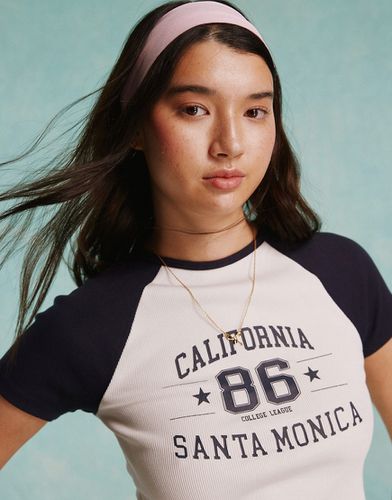 T-shirt court raglan à motif California - Crème et bleu marine - Miss Selfridge - Modalova