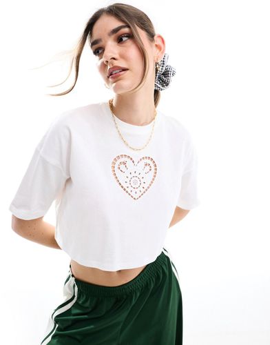 T-shirt crop top à manches courtes avec caur brodé - Miss Selfridge - Modalova