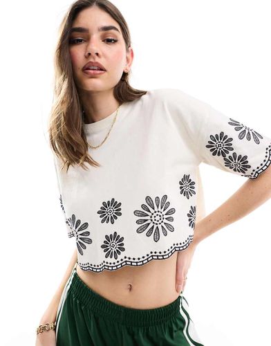 T-shirt crop top à broderie pâquerettes - Crème - Miss Selfridge - Modalova