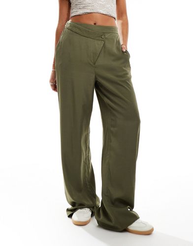 Pantalon large en satin avec taille asymétrique - Kaki - Noisy May - Modalova