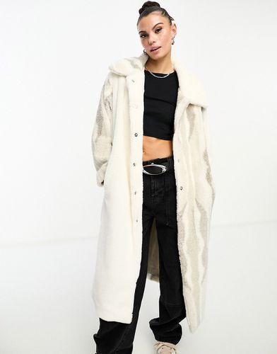 Manteau avec empiècements en fausse fourrure - et blanc - Native Youth - Modalova