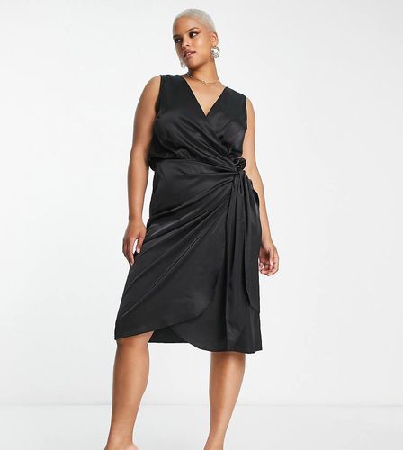 Robe portefeuille mi-longue sans manches en satin - Never Fully Dressed Plus - Modalova