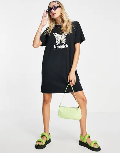 Robe t-shirt oversize à imprimé graphique papillon - New Girl Order - Modalova