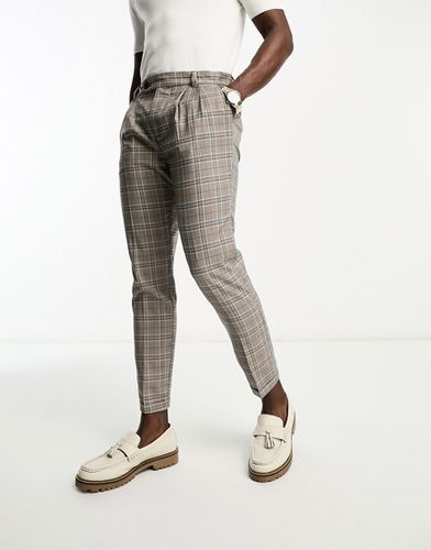 Pantalon à carreaux élégant coupe fuselée plissé à l'avant - Marron - New Look - Modalova