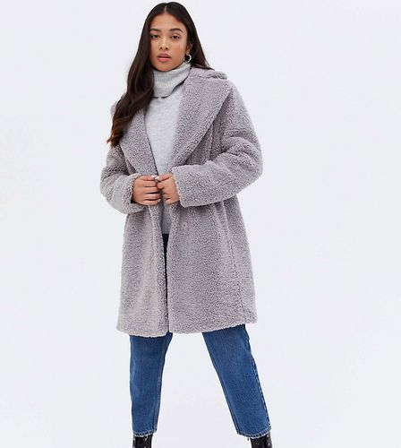 Manteau mi-long en imitation peau de mouton duveteuse - clair - New Look Petite - Modalova